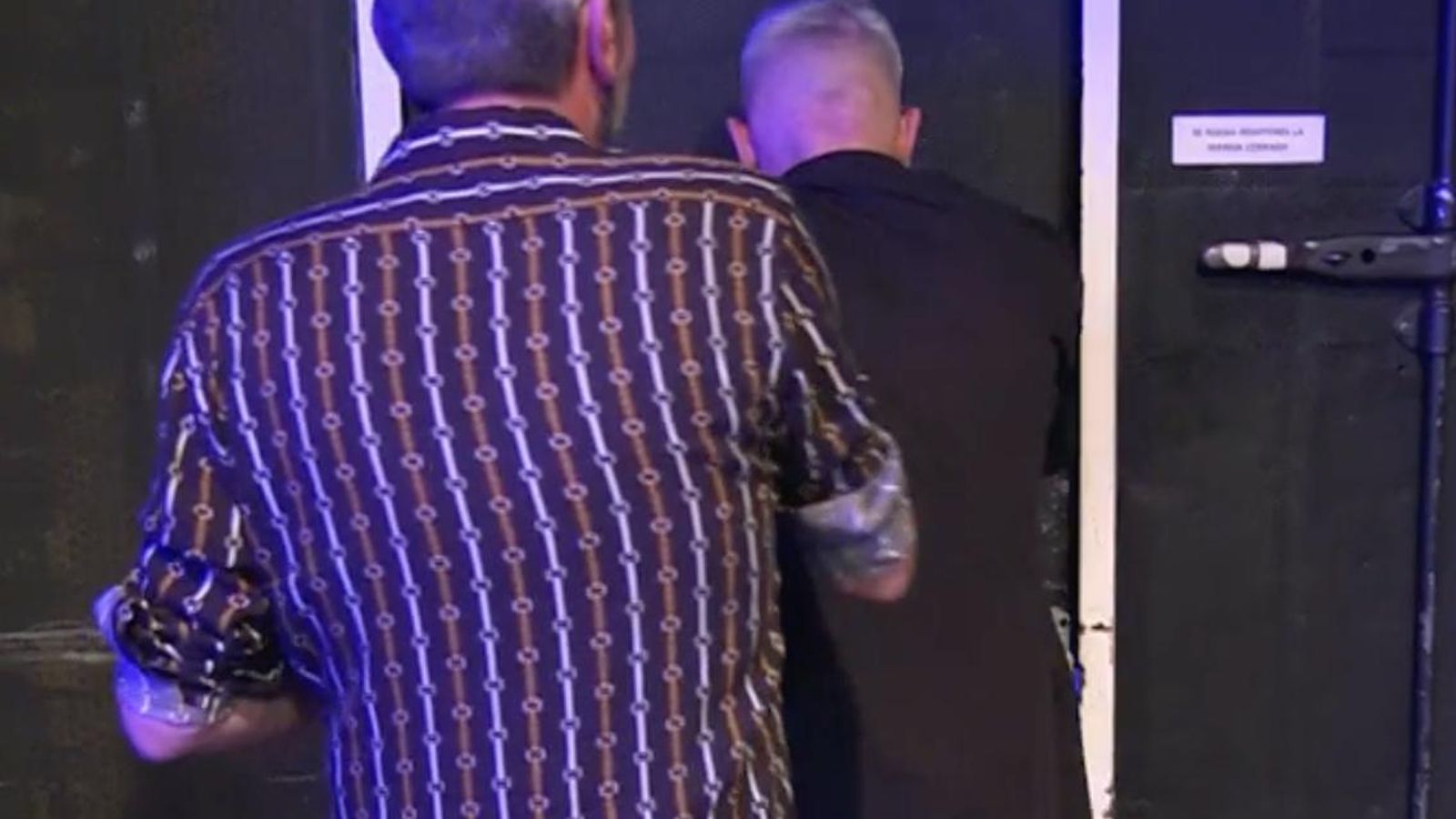 David Valldeperas y Kiko Hernñández abandonando el plató de 'Sálvame' David Valldeperas y Kiko Hernñández abandonando el plató de 'Sálvame'