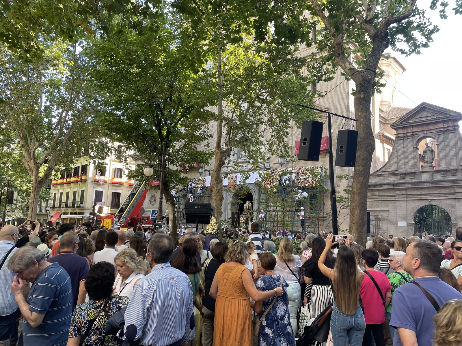 Así estaba el ambiente en la ofrenda floral a la Virgen de las Angustias