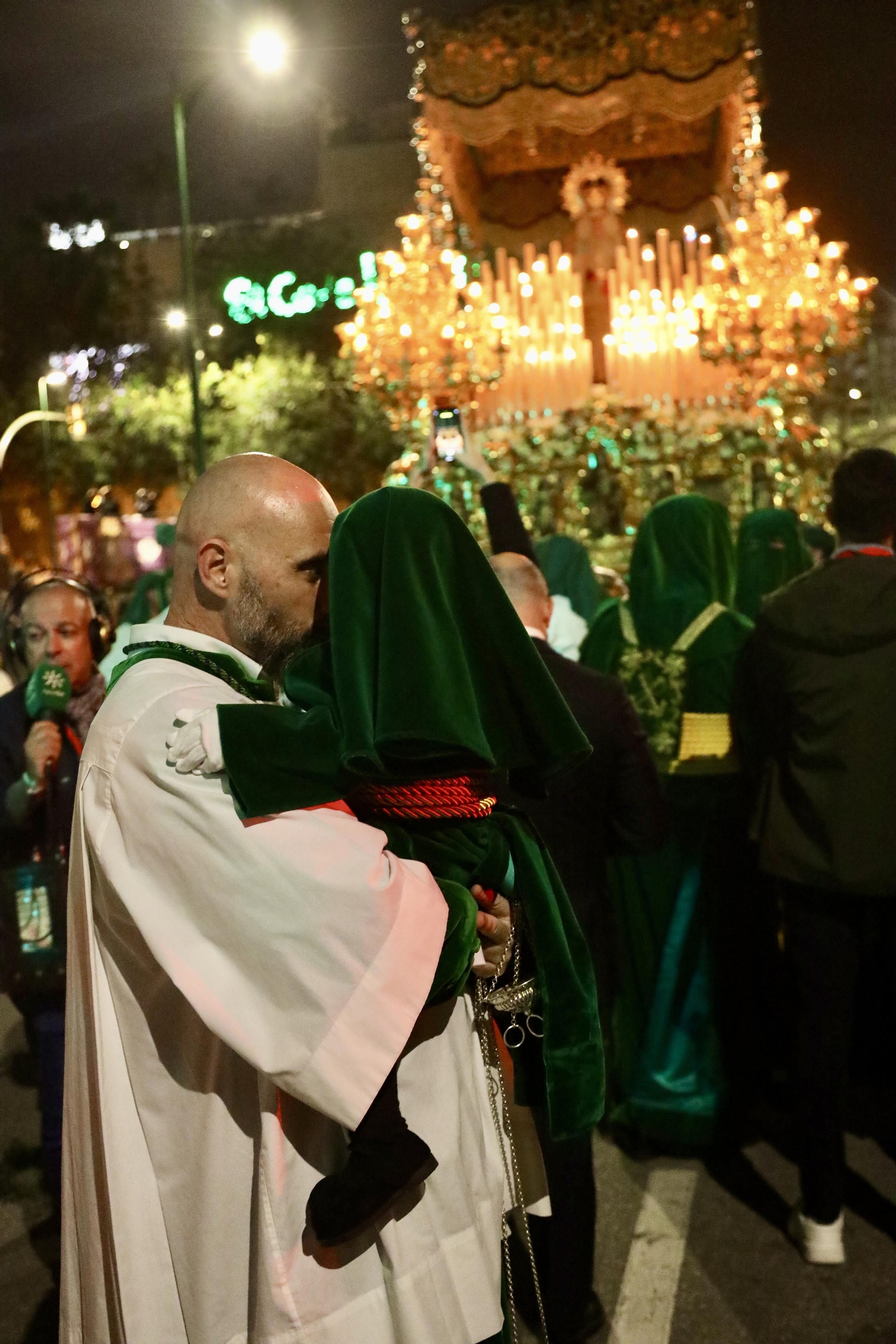 La Esperanza en su procesión del Jueves Santo en Málaga, en fotos