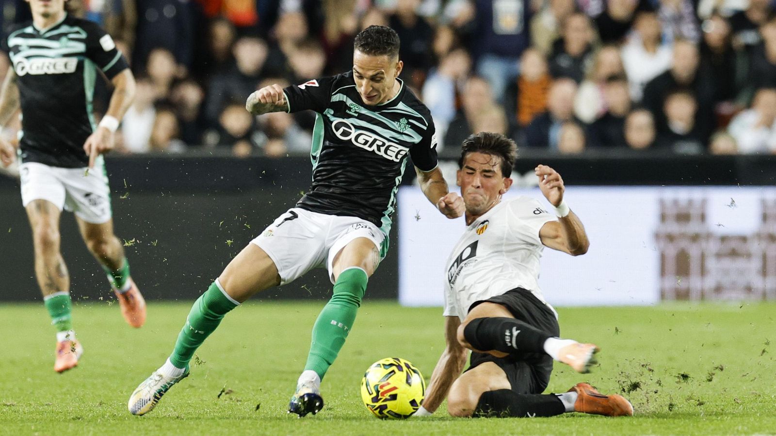 Antony intenta marcharse de un un rival en Mestalla.