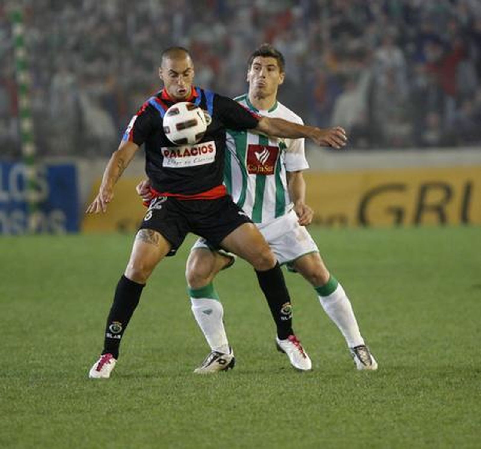 El Córdoba encarrila la clasificación para octavos de final de la Copa del Rey ante el Racing de Santander. / José Martínez