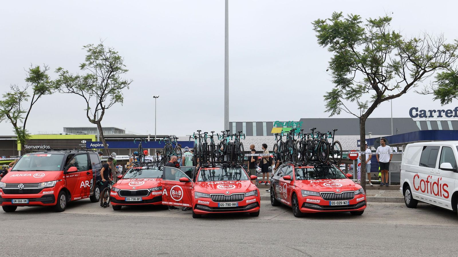 Así fue la salida de la Vuelta España desde Carrefour Sur en Jerez