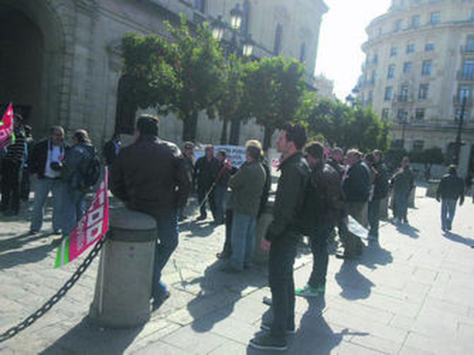 Un grupo de prejubilados de Mercasevilla, en una protesta ayer frente al Consistorio.