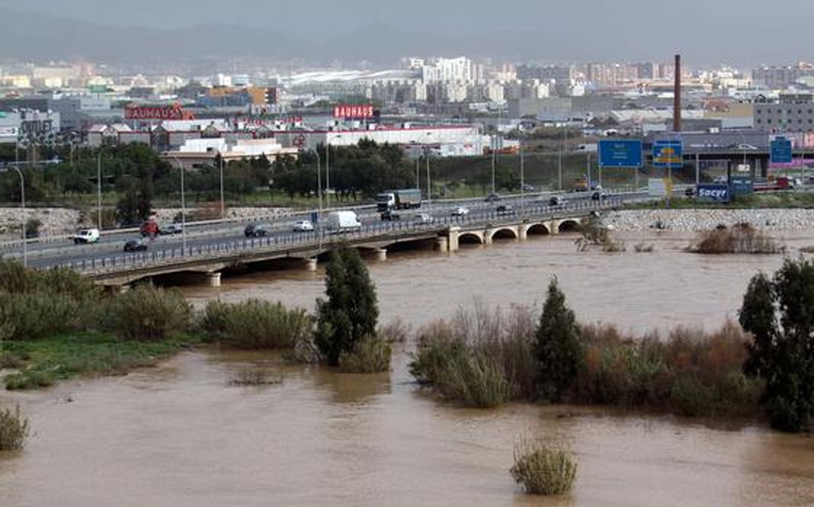 El río Guadalhorce, desbordado en Málaga.

Foto: Migue Fernández, Sergio Camacho, Agencias