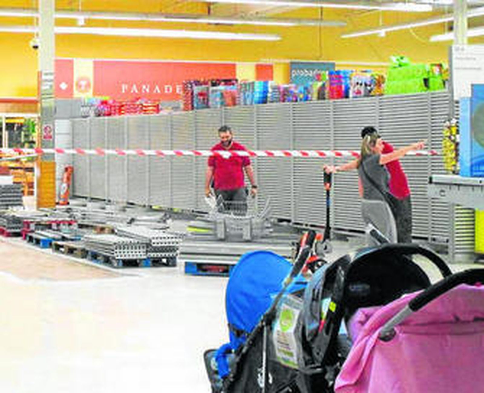 Uno de los pasillos fue precintado en el interior.