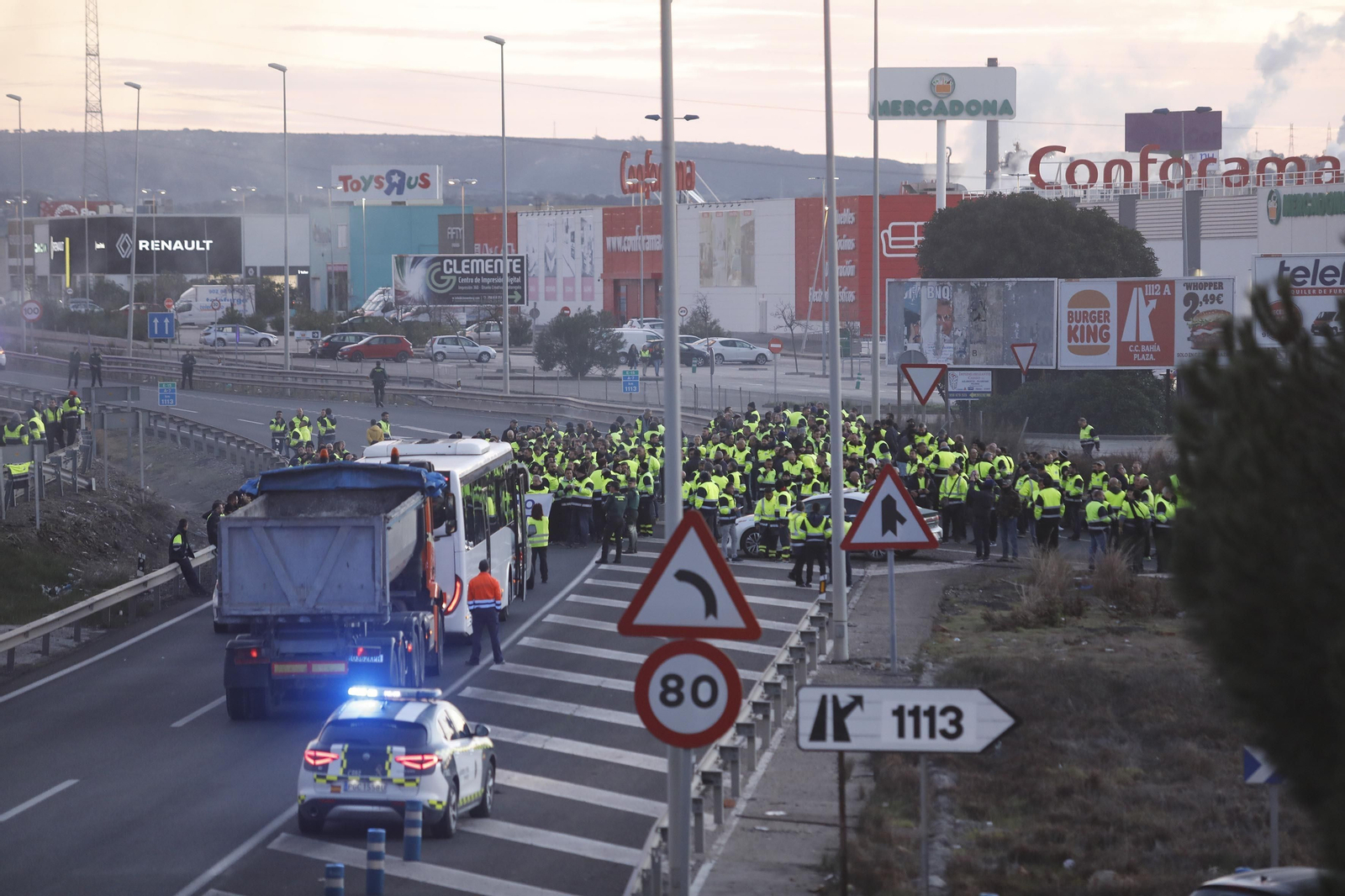 Imágenes del corte de la A7 por los trabajadores de Acerinox en huelga