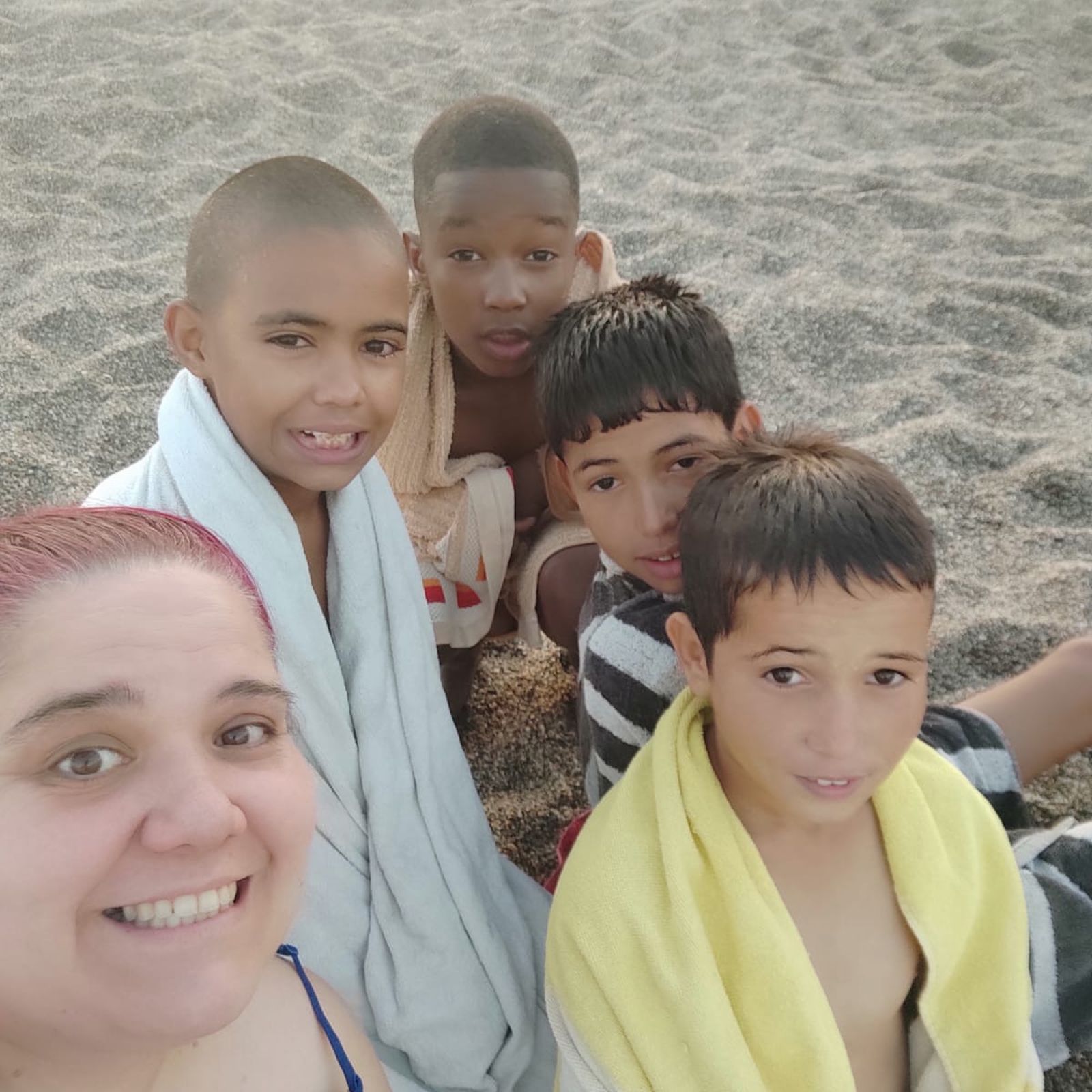 Primer baño en la playa tras el viaje desde el desierto hasta Almería para pasar el verano con la familia española.