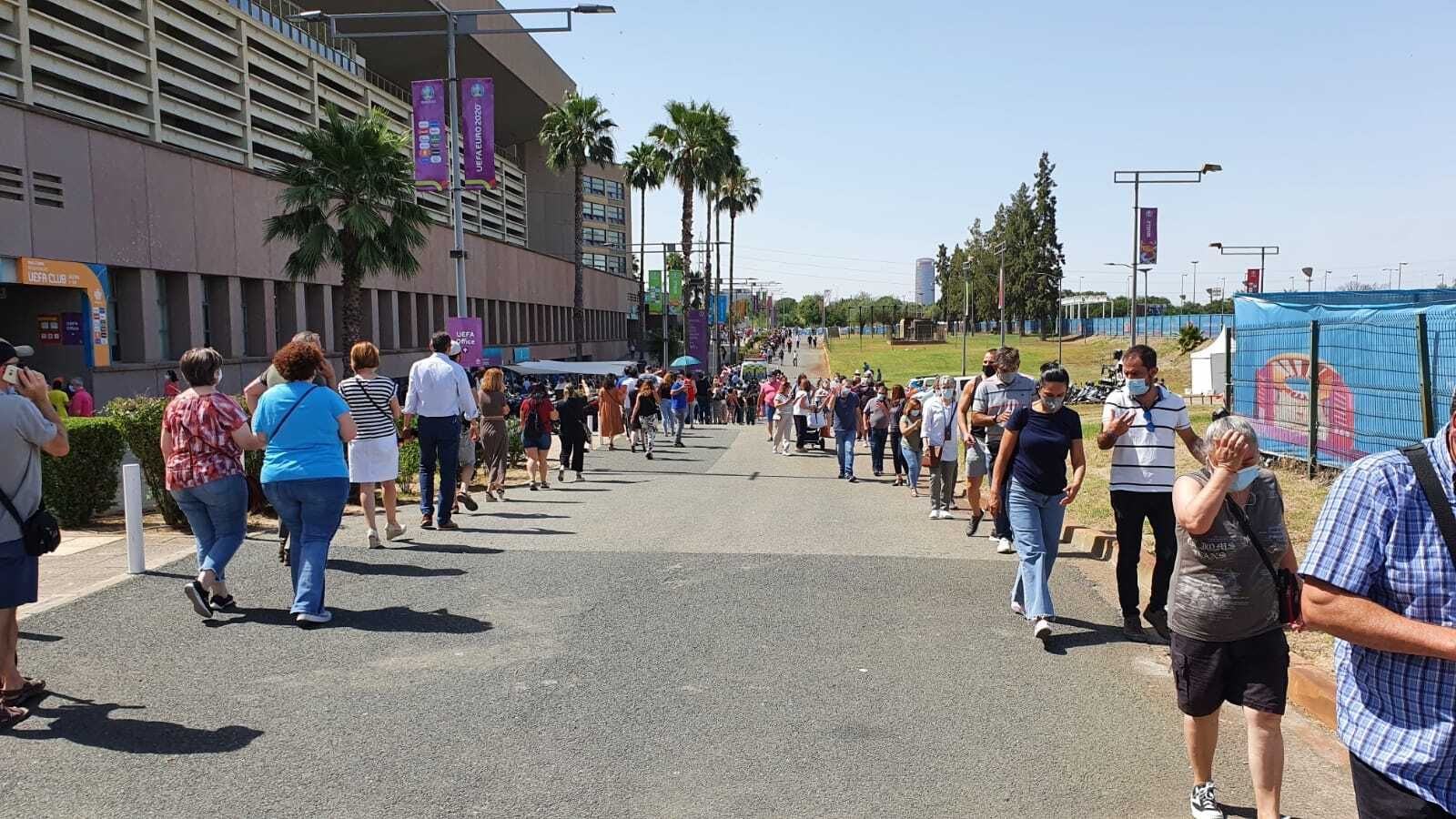 Las colas en el exterior de las instalaciones sanitarias habilitadas en la Cartuja.