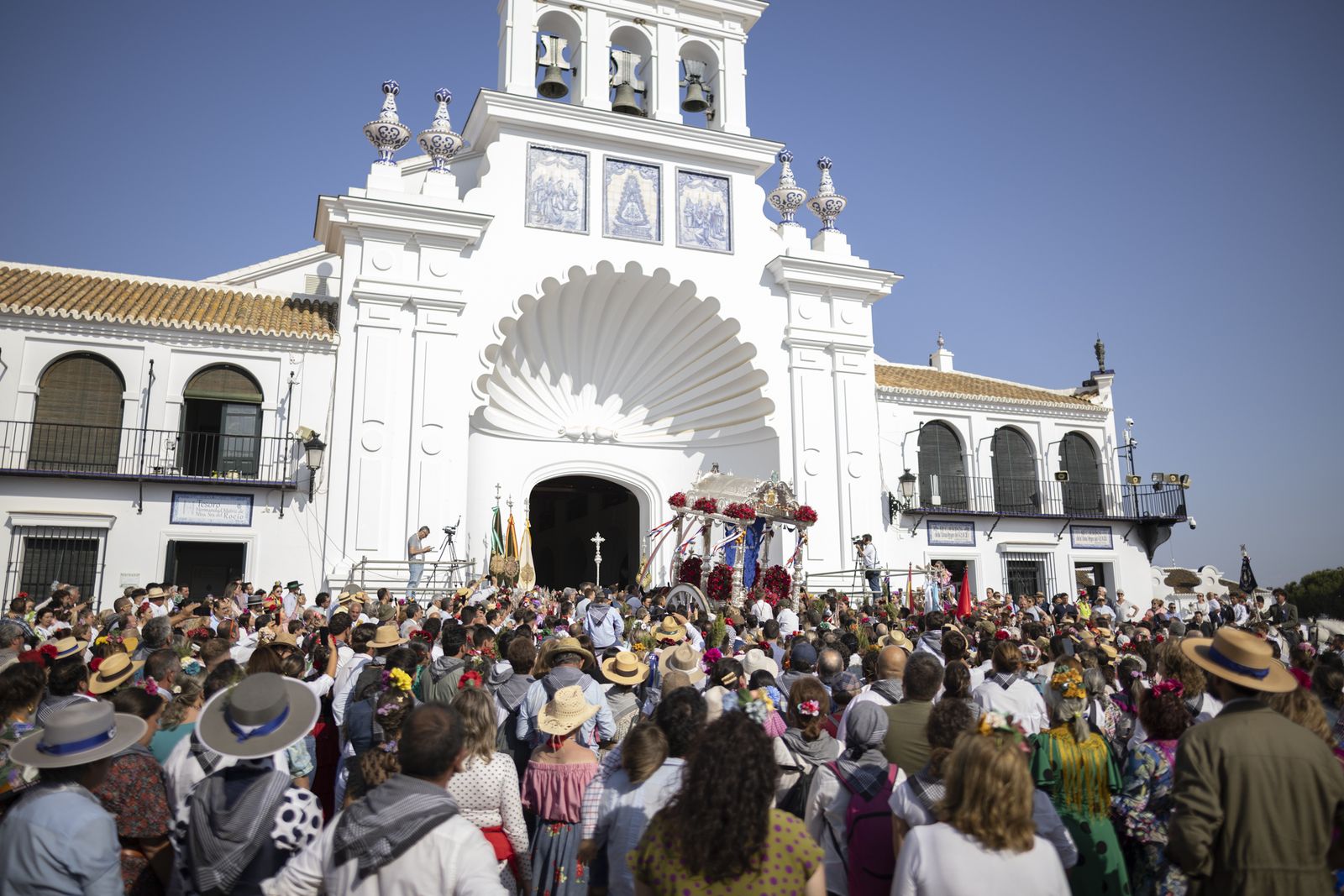 El Rocío 2023: Imágenes de la presentación de las Hermandades y ambiente en la aldea
