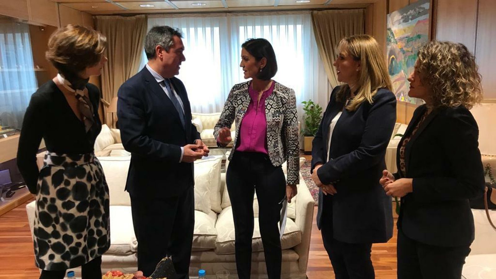 Espadas, junto a la ministra y la presidenta del WTTC, entre otros cargos del Gobierno en Madrid.