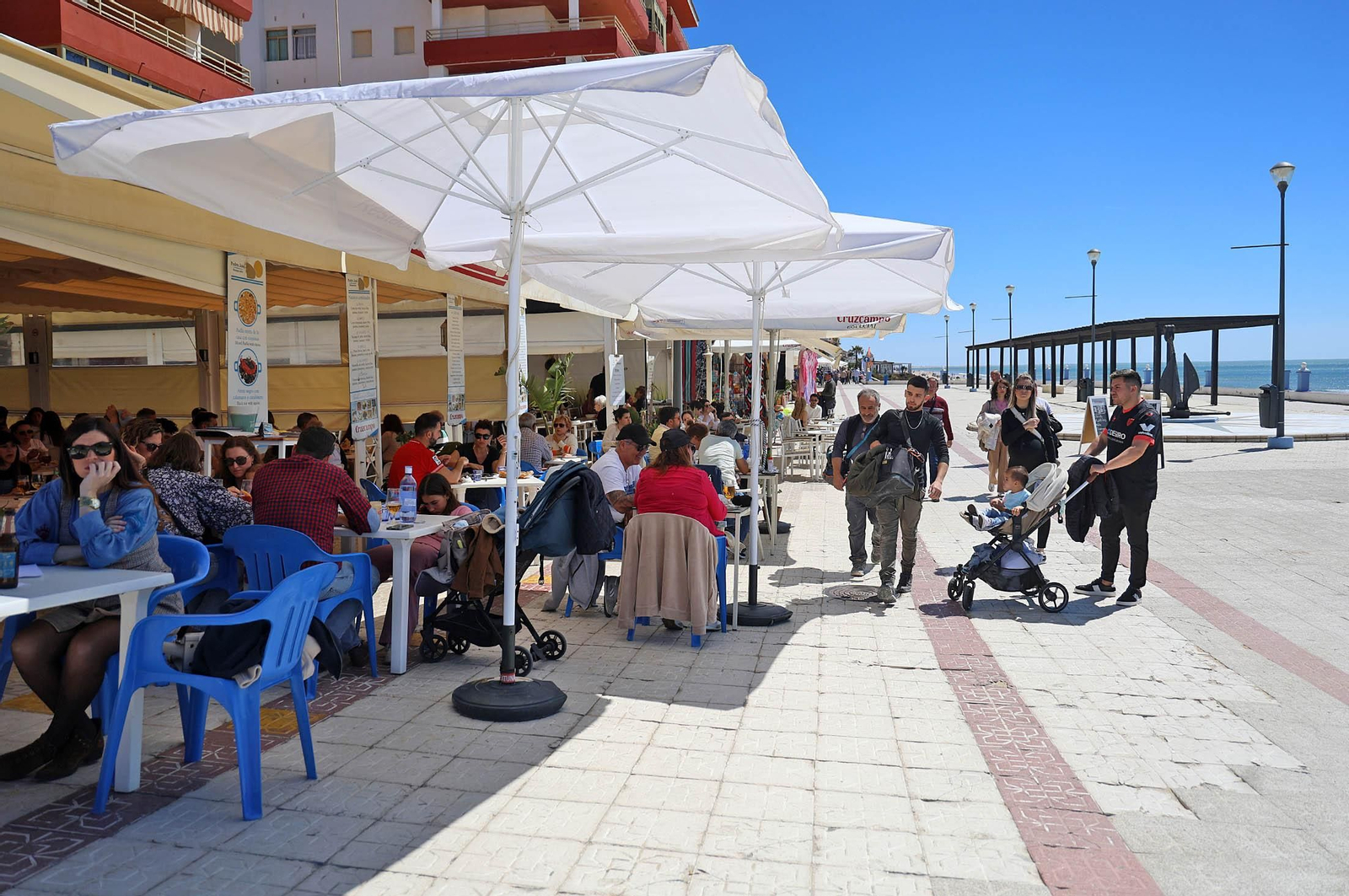 Imágenes del ambiente en las playas de Huelva