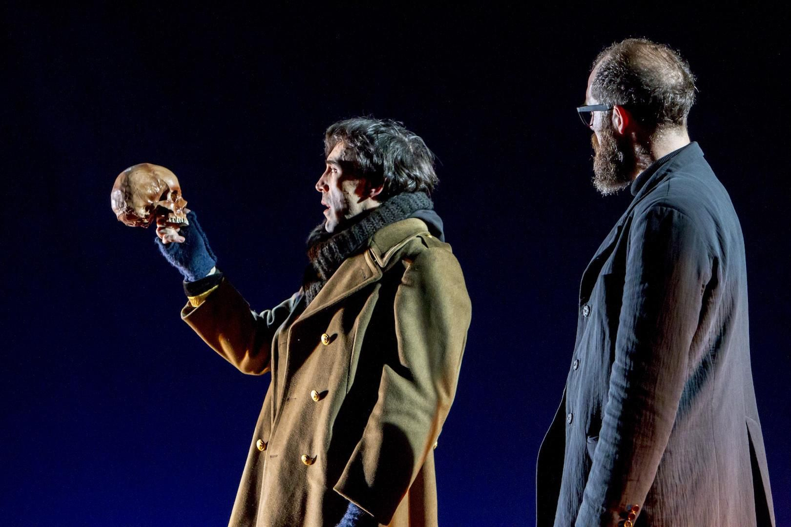 Israel Elejalde y Jorge Kent, en una escena de 'Hamlet', el montaje dirigido por Miguel del Arco.