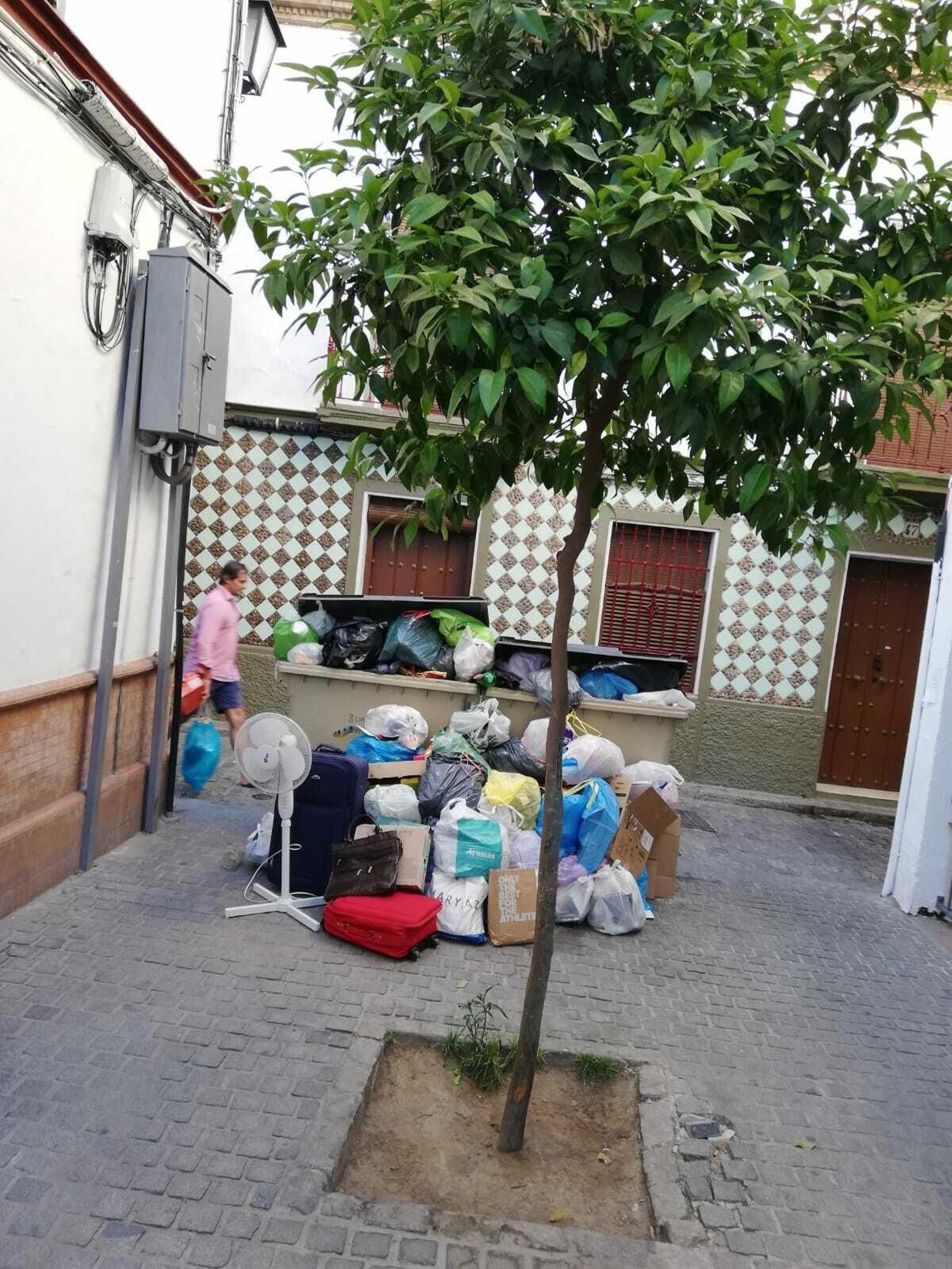 Los dos únicos contenedores que hay en la zona resultan insuficiente para el depósito de la basura.