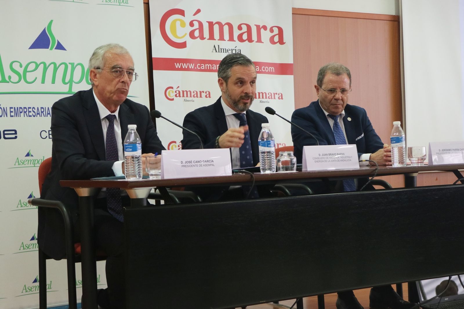 José Cano (Asempal), Juan Bravo (consejero de Industria y Energía) y Jerónimo Parra (Cámara de Comercio)