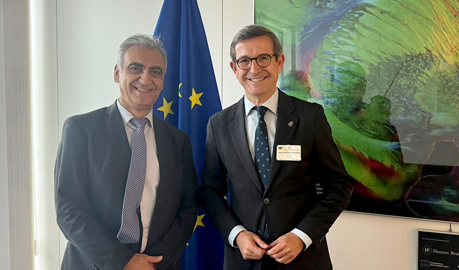 El consejero de Industria, Energía y Minas, Jorge Paradela (d), con el subdirector de la Dirección General de Redes de Comunicación, Contenido y Tecnologías (DG Connect) de la Comisión Europea, Thomas Skordas (i), tras mantener una reunión en Bruselas.
