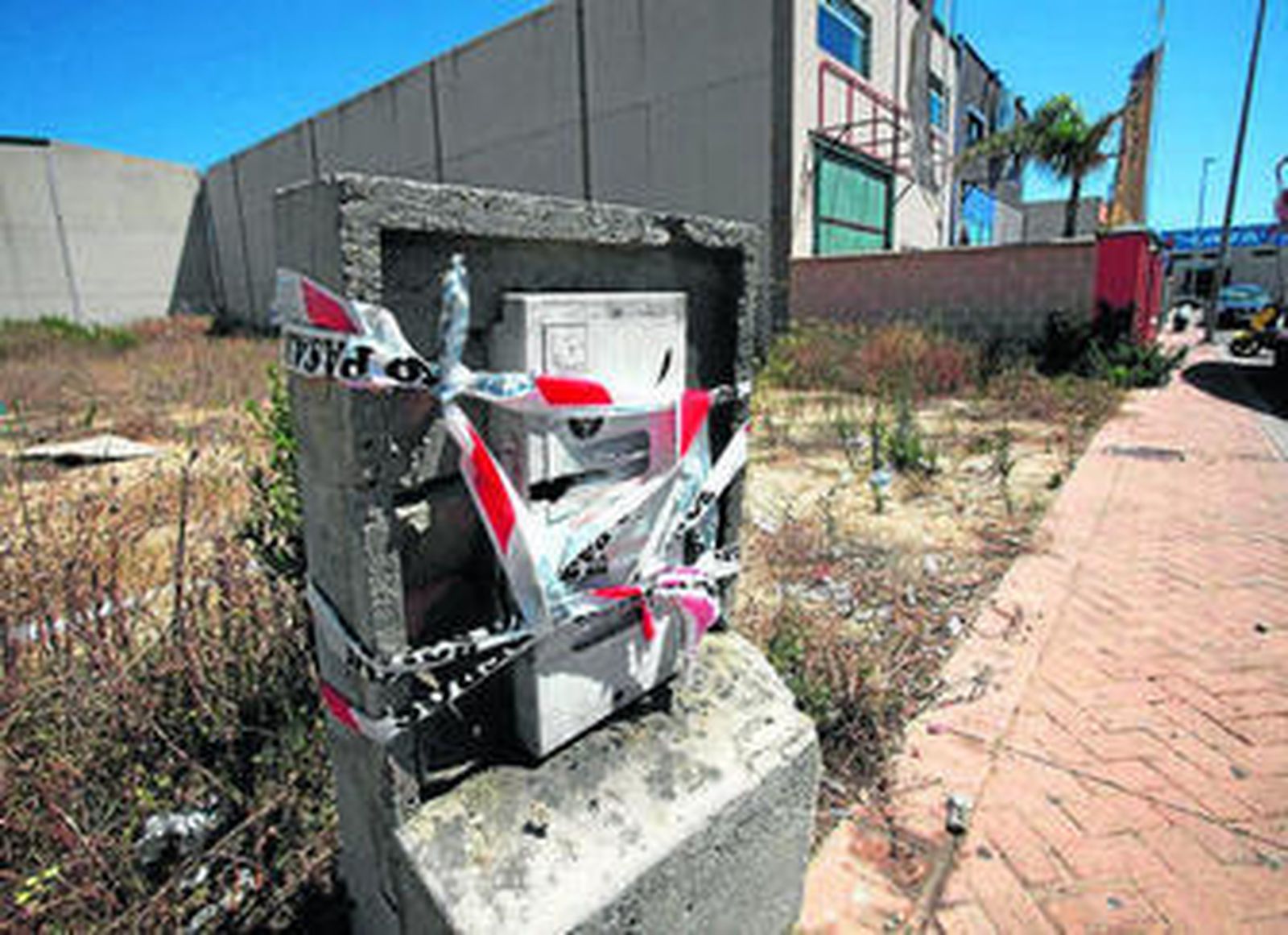 El cuadro eléctrico de la parcela precintado, ayer al mediodía.