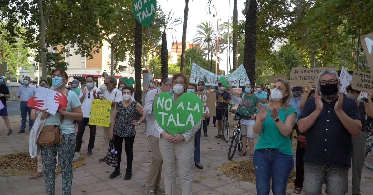 Protesta de vecinos contra la tala de árboles por el tranvía a Nervión