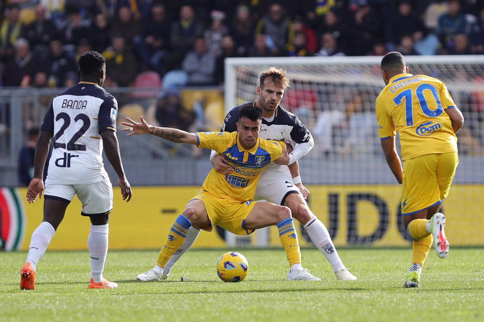 Reinier aguanta la presión de un contrario en un partido de su último equipo, el Frosinone italiano.