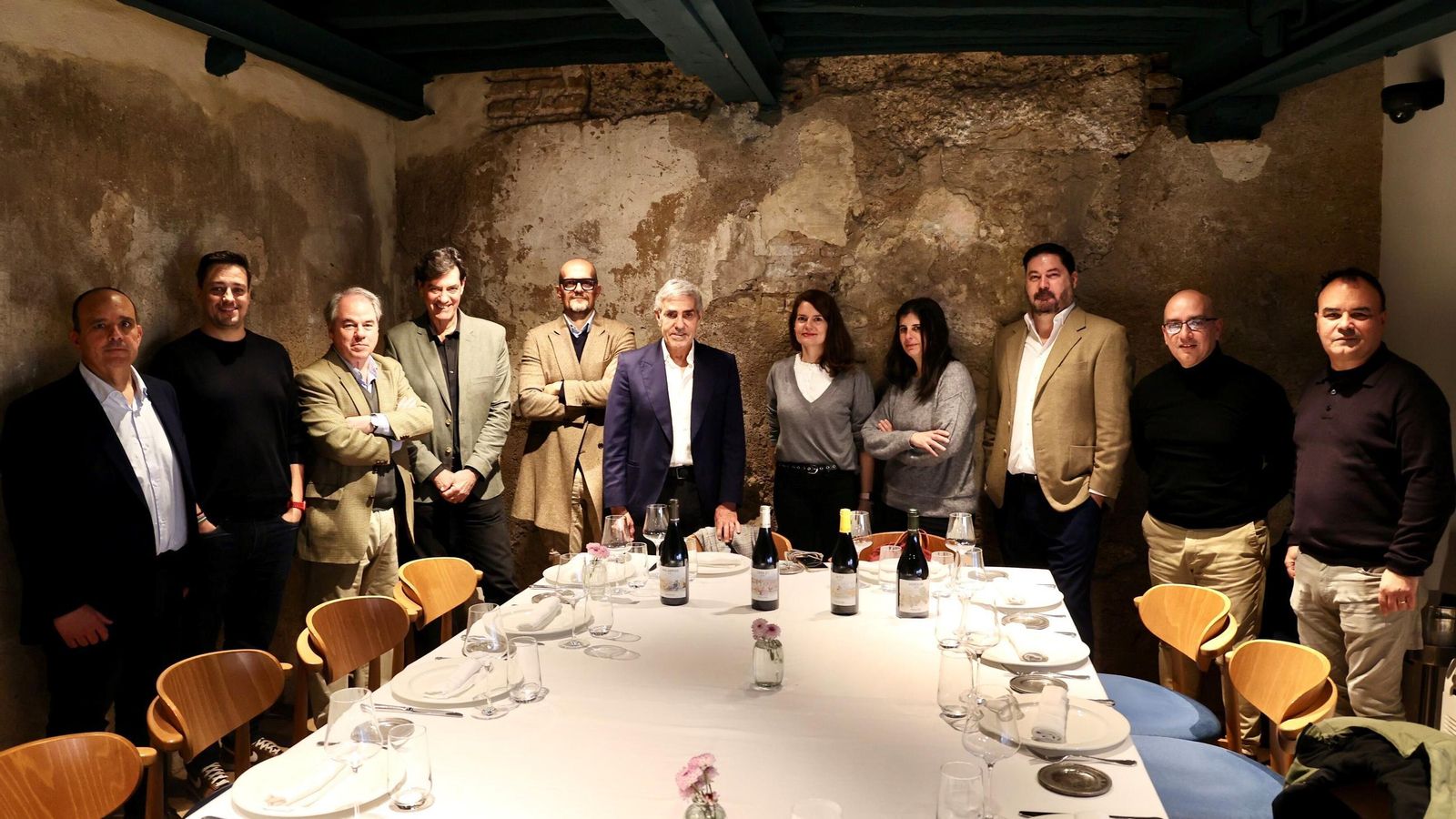 José Moro con los invitados de la prensa sevillana.