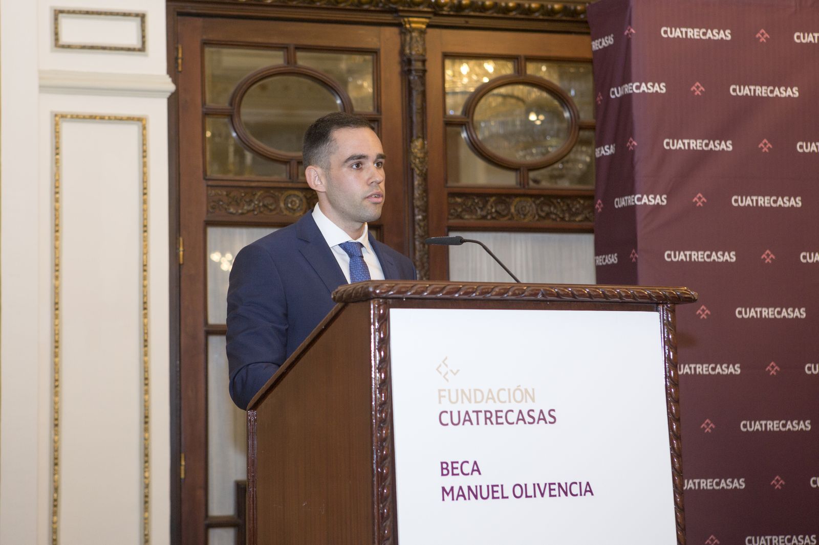 Las imágenes de la entrega de la Beca Manuel Olivencia