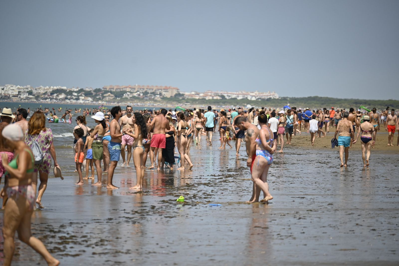 Ambiente en la playas de Huelva este sábado 22 de julio, en imágenes