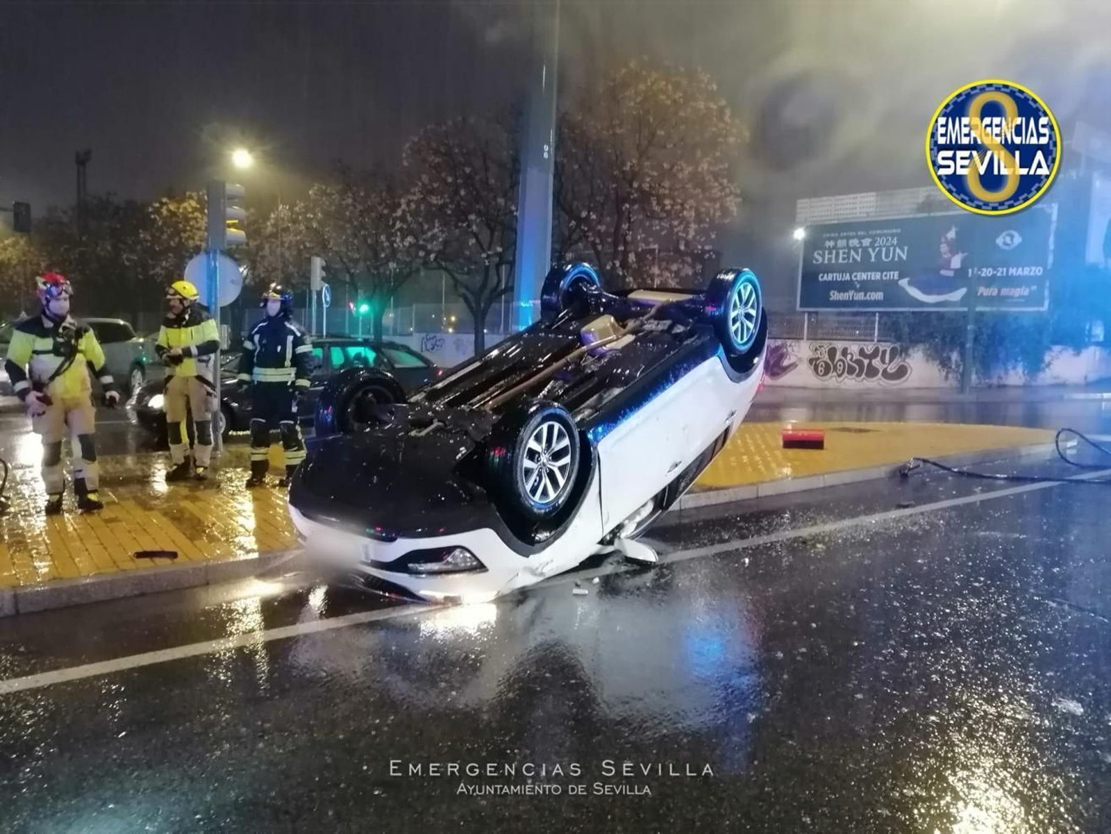 Vuelca un coche en Sevilla en un accidente ocasionado por la fuerte lluvia