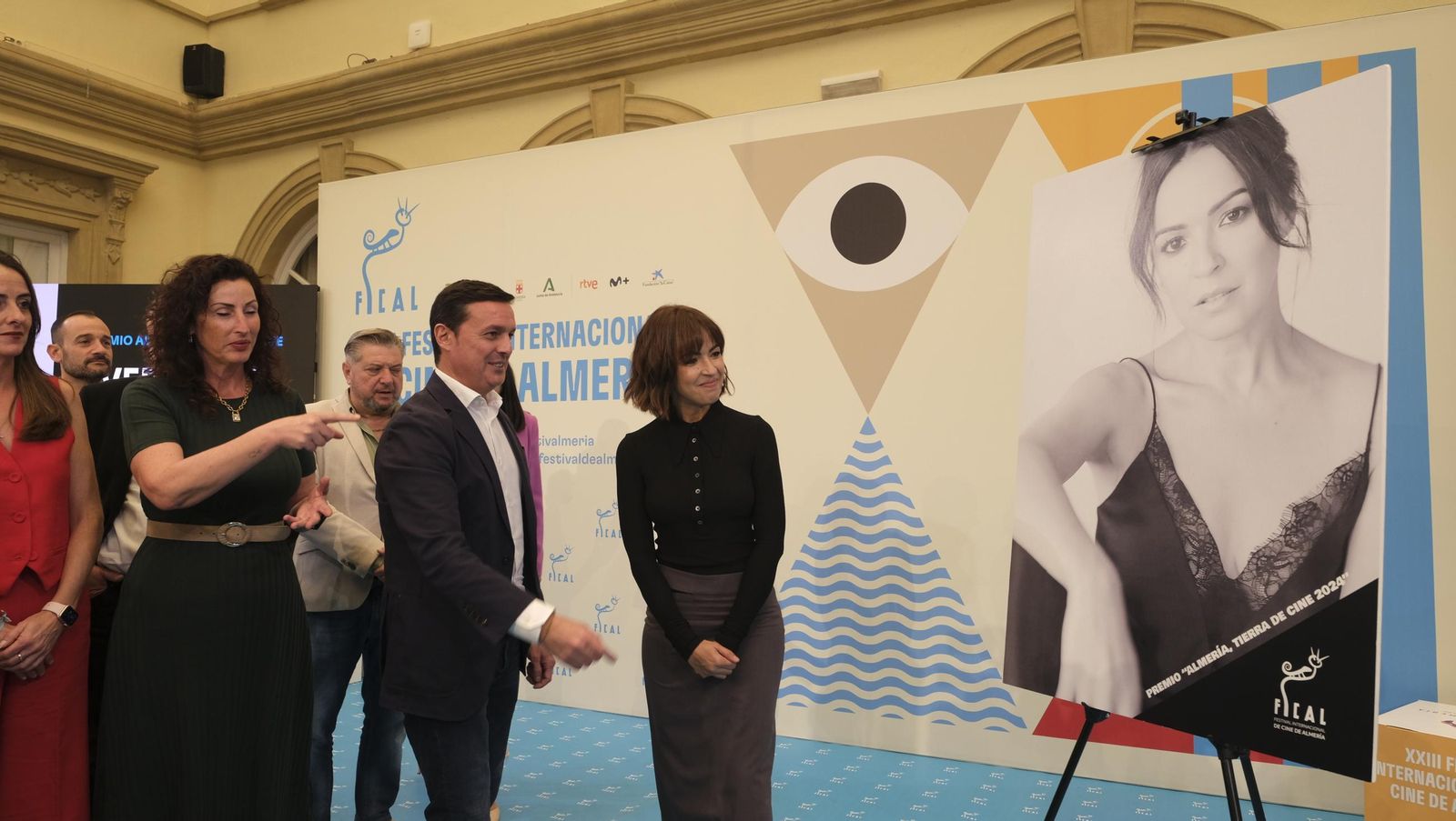 Verónica Sánchez, una estrella de FICAL en el Paseo de la Fama de Almería, en imágenes