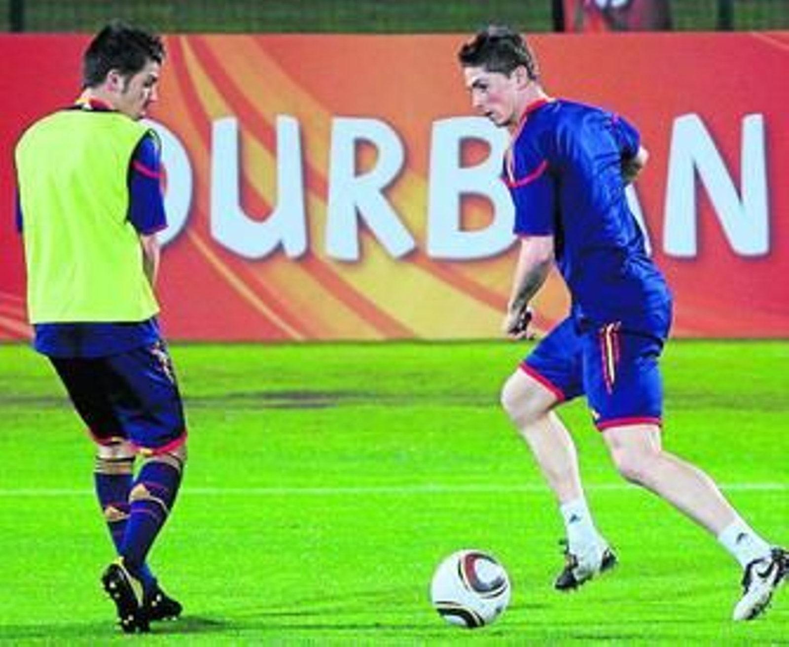 Fernando Torres trata de regatear a Villa durante el entrenamiento de ayer en Durban.