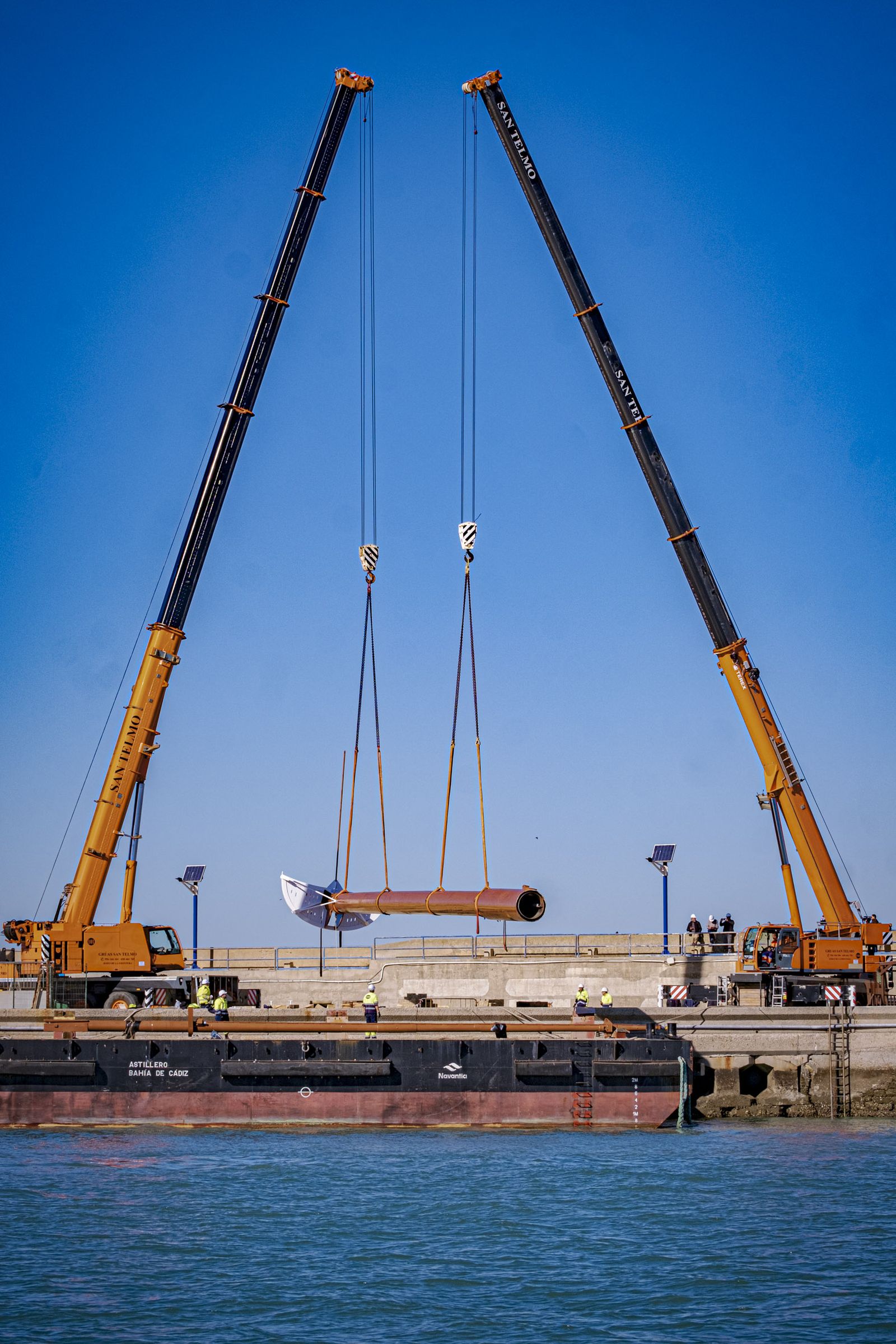 Las imágenes del  traslado por mar del mástil del buque escuela Juan Sebastian Elcano a la Punta de San Felipe