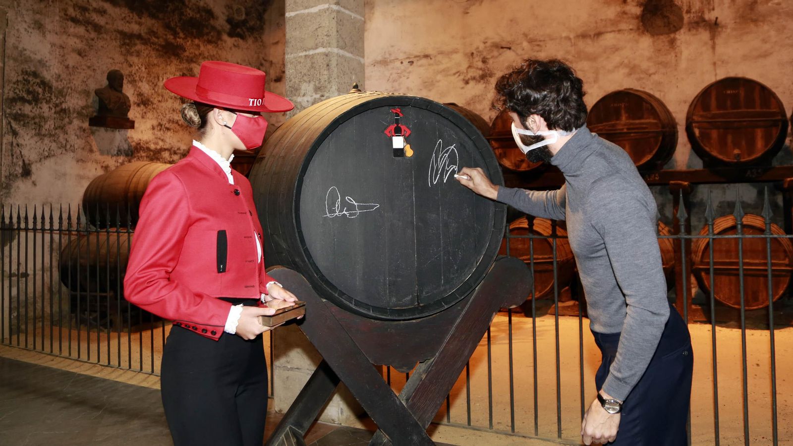 El actor Javier Rey, firmando una bota en González Byass. El actor Javier Rey, firmando una bota en González Byass.