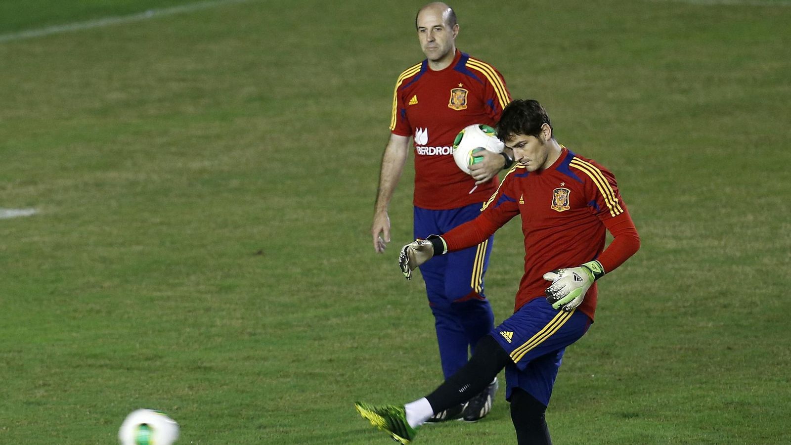 Ochotorena, en segundo término, con Casillas en su época en la selección española.
