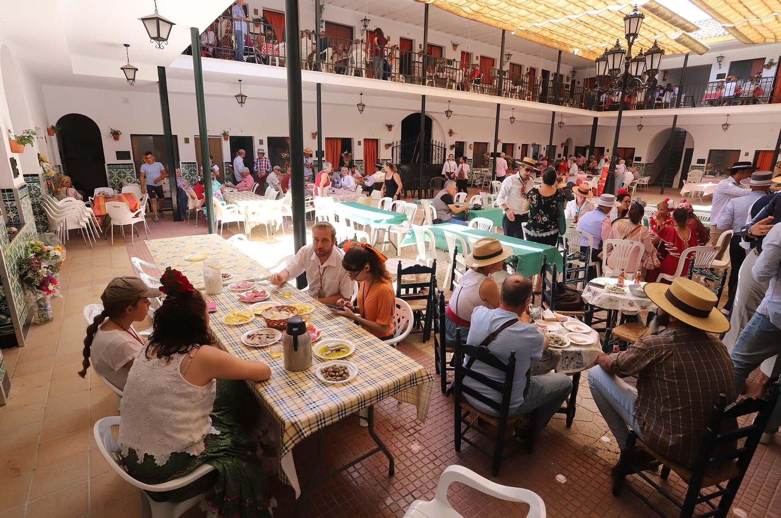 Imágenes del ambiente El Rocío y en Casas de Hermandades