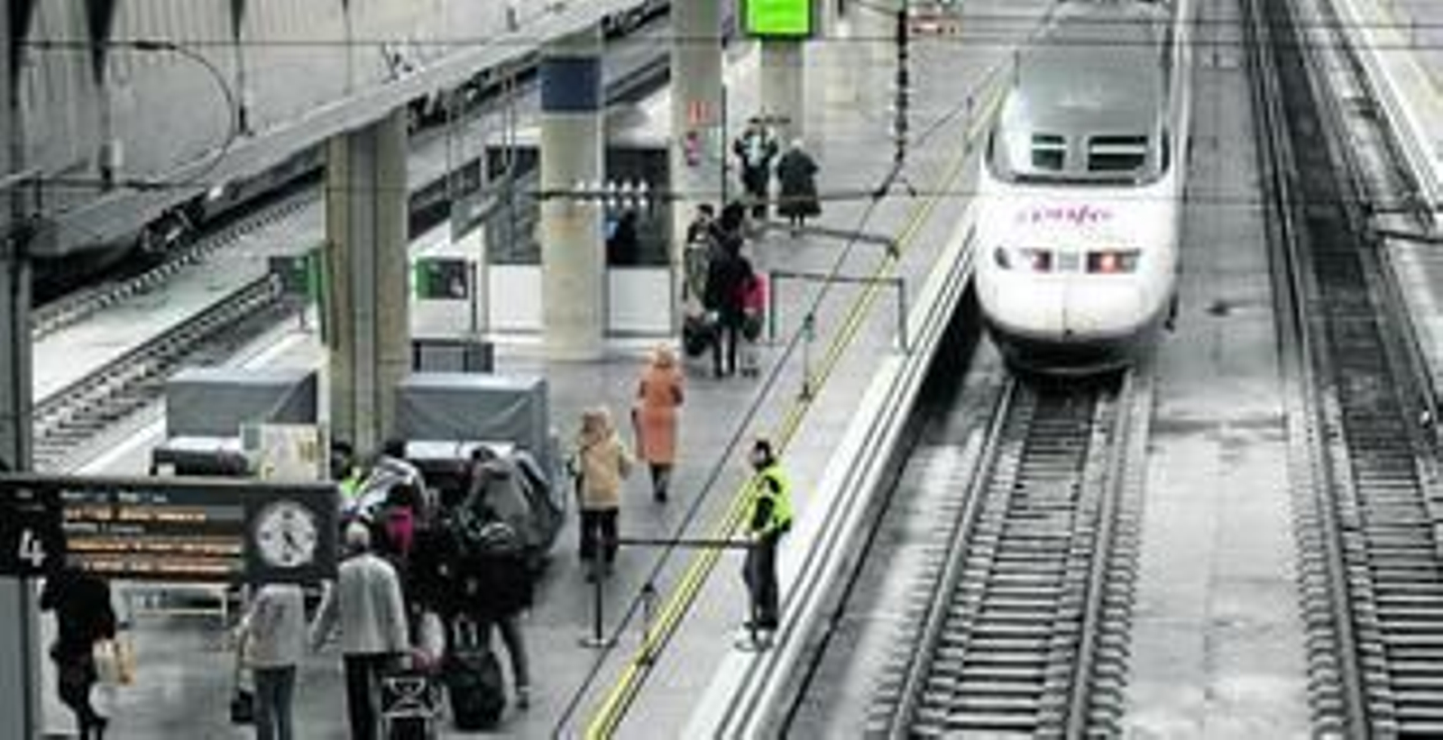 Los pasajeros se dirigen a un tren AVE en la estación de Santa Justa.