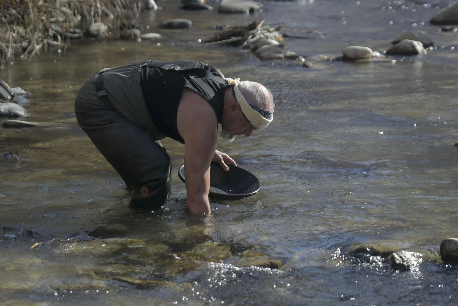 Así es el trabajo de Fernando Díaz, el buscador del 'oro olvidado' del río Genil