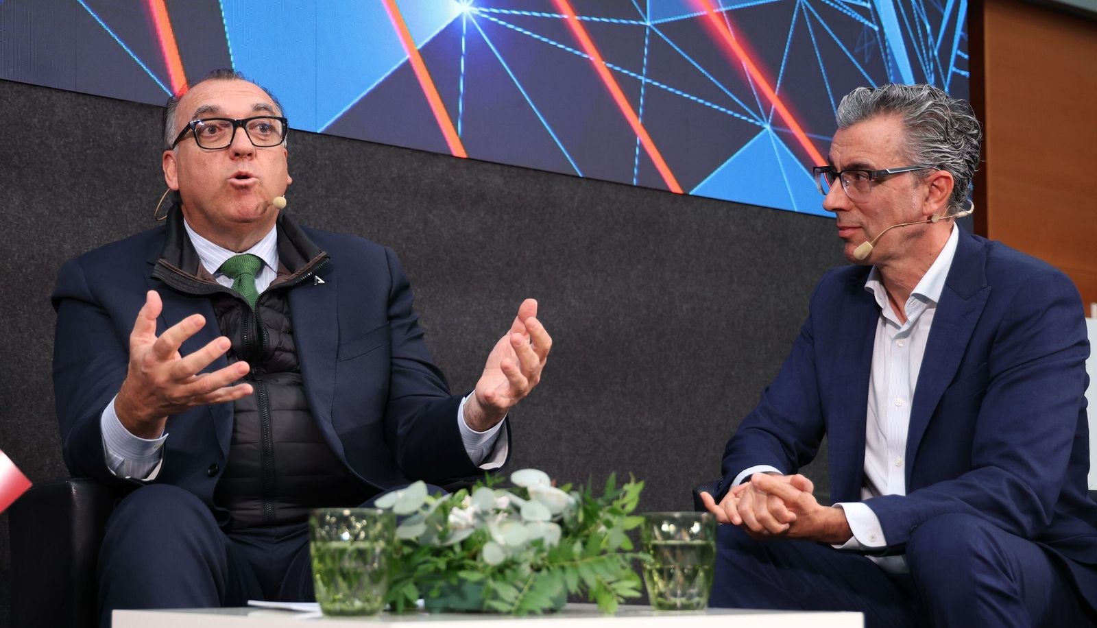 El consejero de Turismo y Andalucía Exterior, Arturo Bernal (I.), y el director Territorio Sur Telefónica España, Joaquín Segovia.