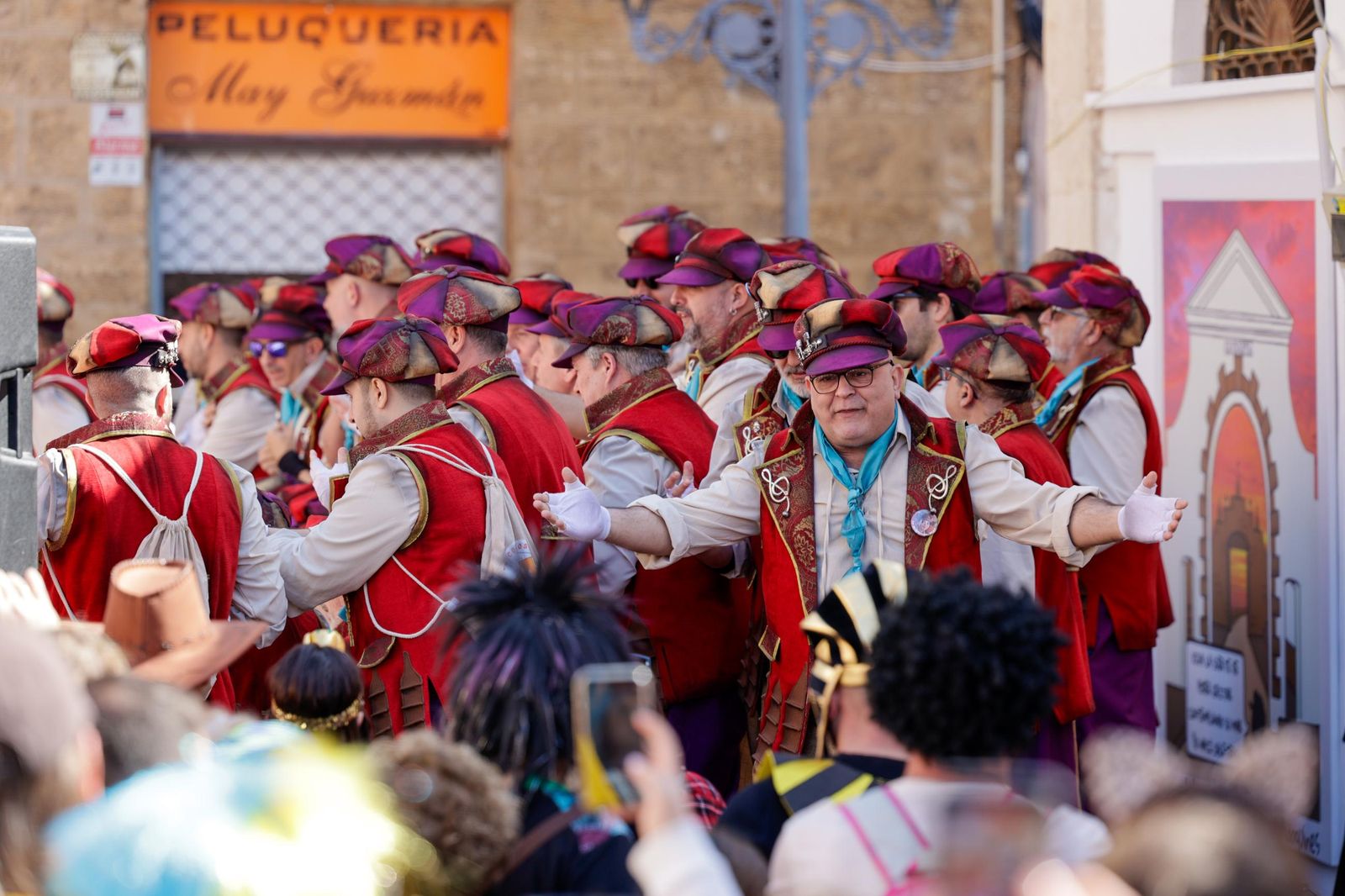 Así vive Cádiz su primer sábado de Carnaval: las imágenes de las batallas de copla y la fiesta en la calle