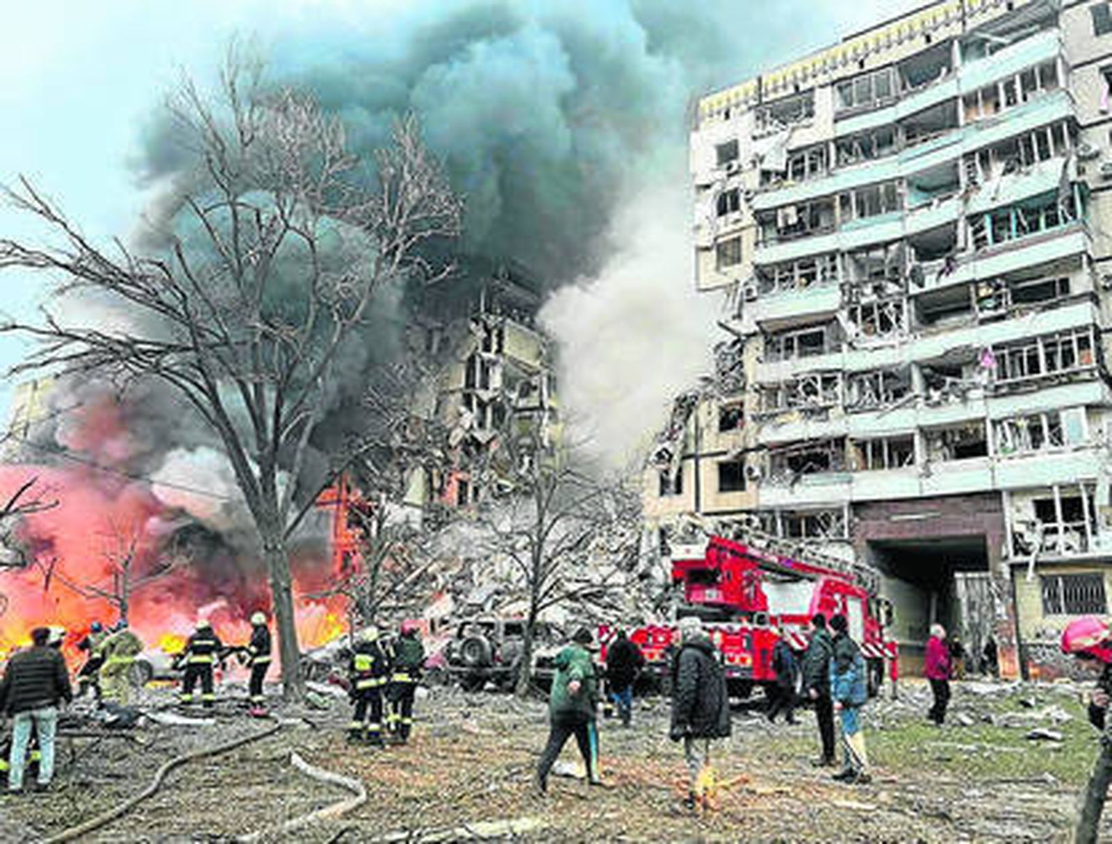 Los equipos de rescate trabajan en el edificio atacado por misiles rusos en la ciudad de Dnipro.