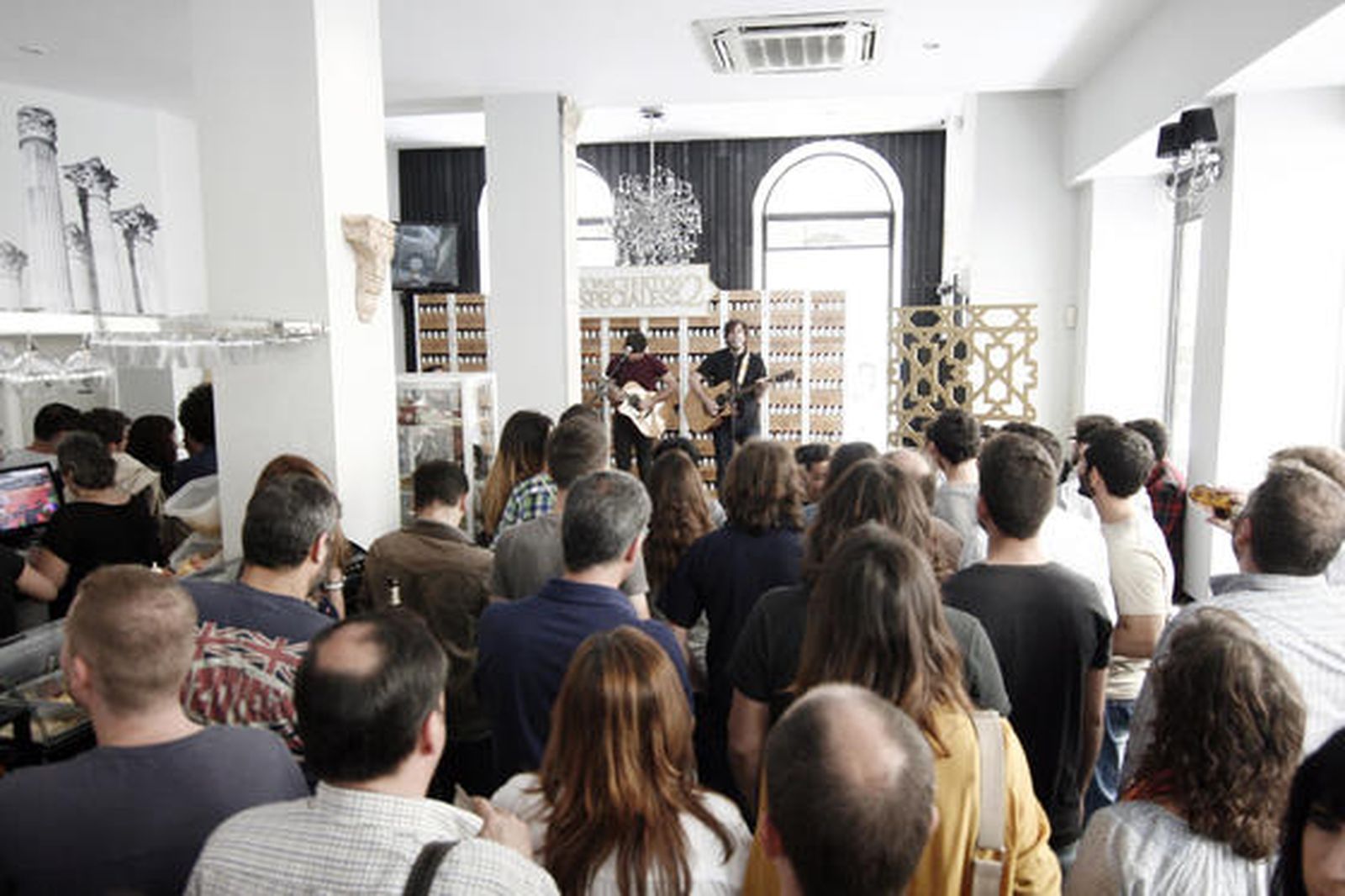 Concierto a mediodía. La Caña de España acogió el pasado miércoles a las dos de la tarde un concierto sopresa protagonizado por el grupo musical Señor Blanco.

Foto: Barrionuevo