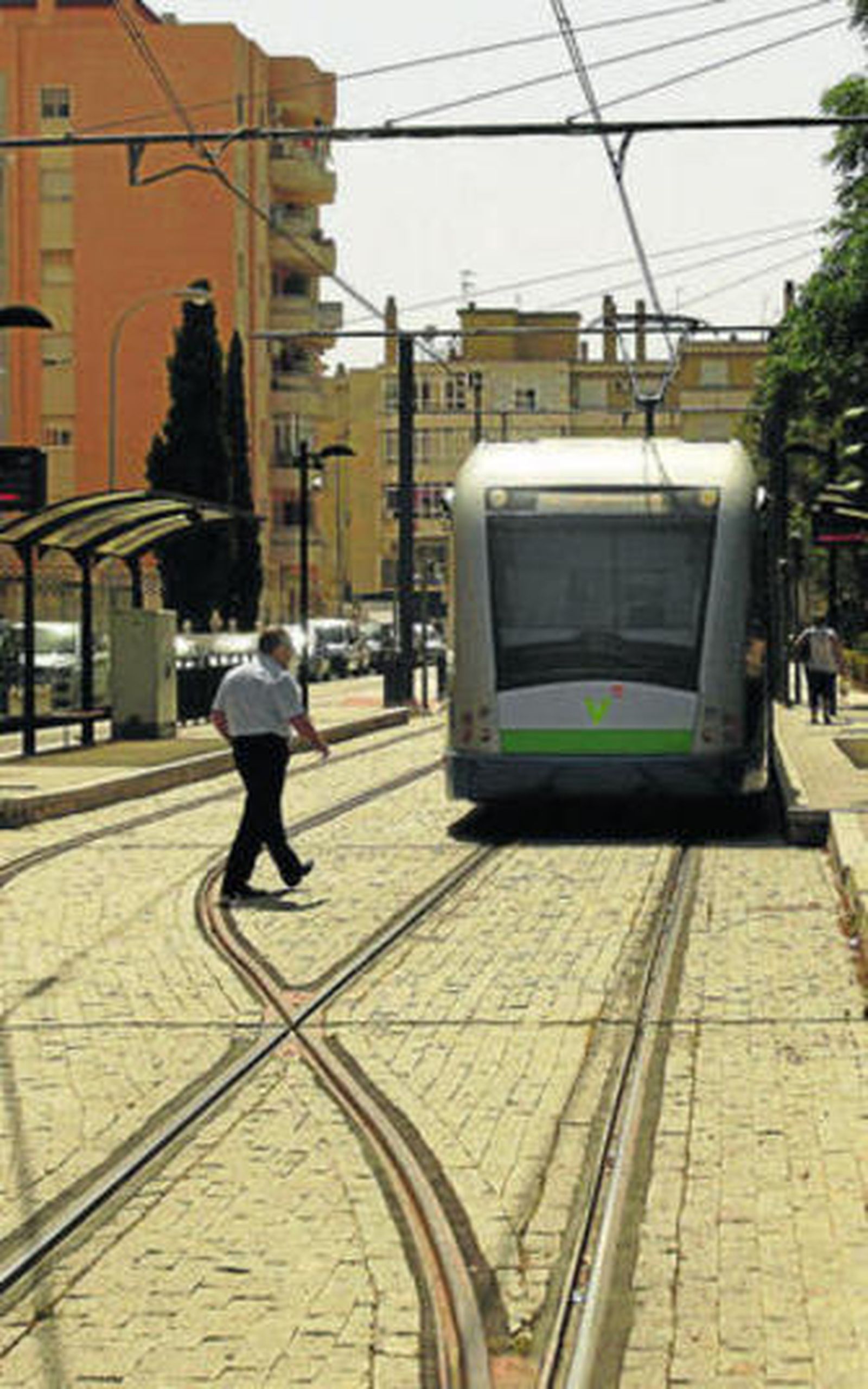 El tranvía, a su paso por la avenida principal de Vélez-Málaga.