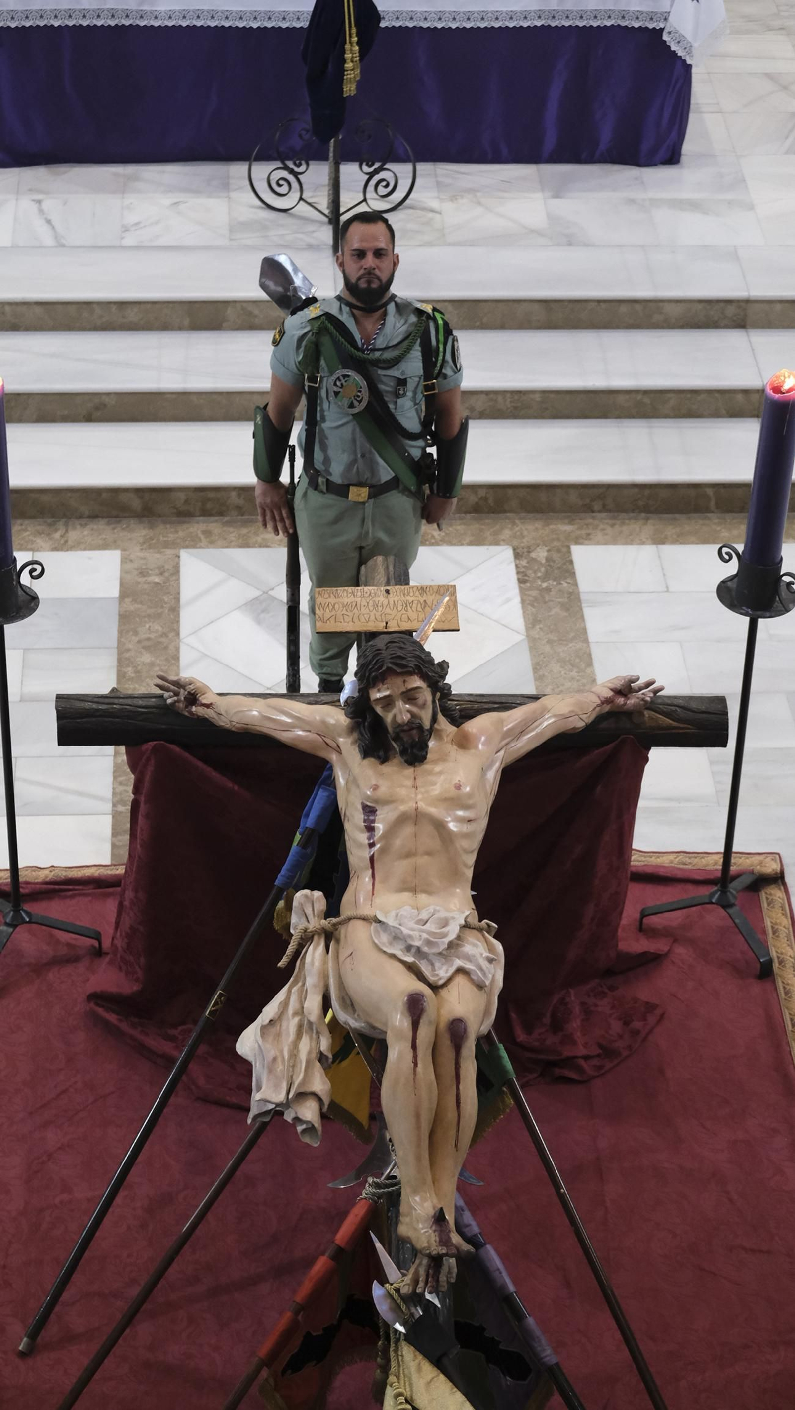 La Legión custodia el Cristo de la Buena Muerte en la Semana Santa de El Parador 2025