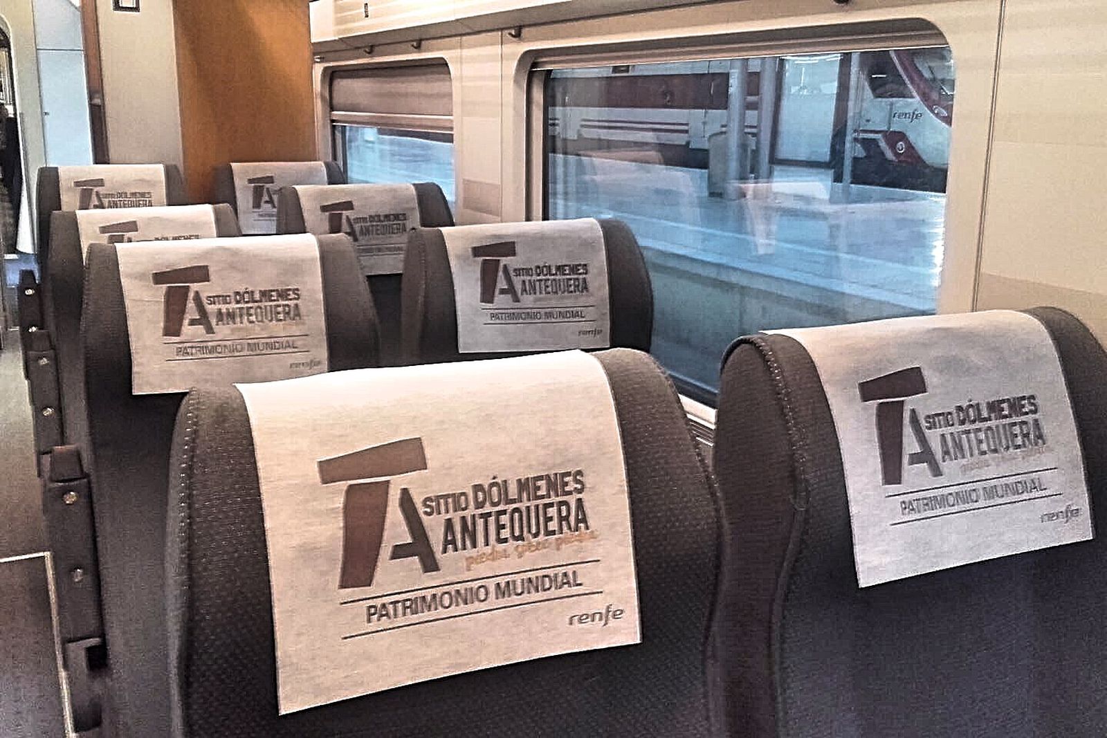 Los cabeceros de los trenes AVE ya lucen a los dólmenes de Antequera.