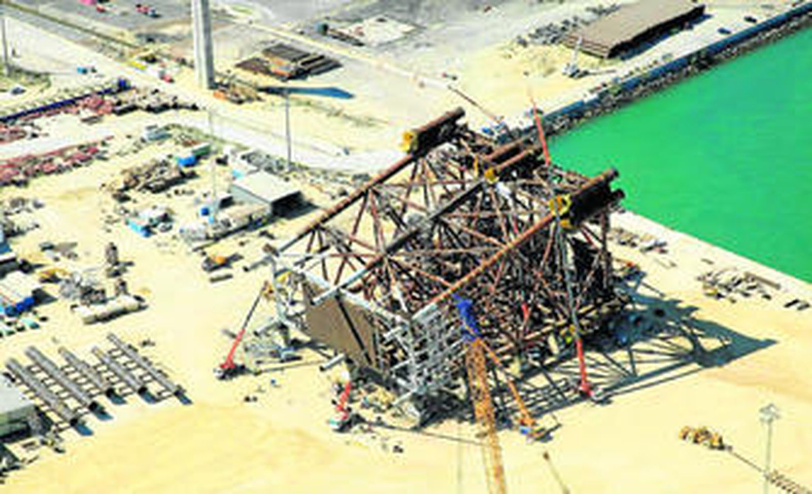 Imagen aérea de los trabajos que se culminan en Dragados Offshore, de Puerto Real, sobre el proyecto Castor.