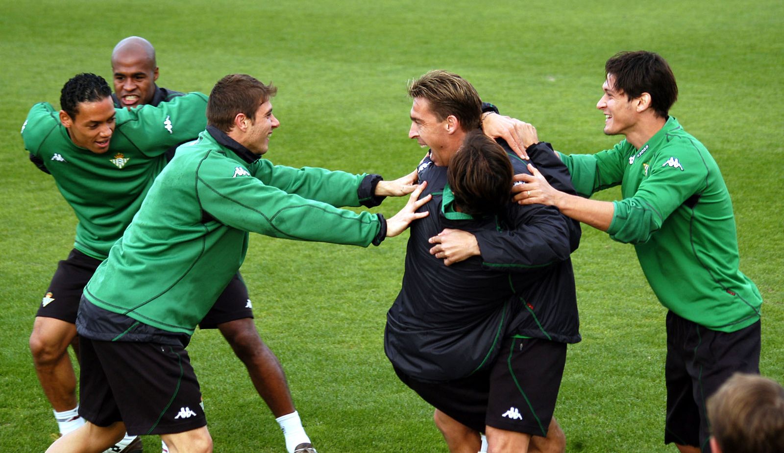 Joaquín bromea con Cañas en presencia de Oliveira, Assunçao y Edu.