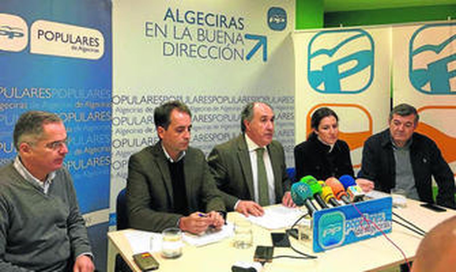 Jacinto Muñoz, Antonio Saldaña, José Ignacio Landaluce, Paula Conesa y Luis Ángel Fernández, ayer en la sede del PP de Algeciras.