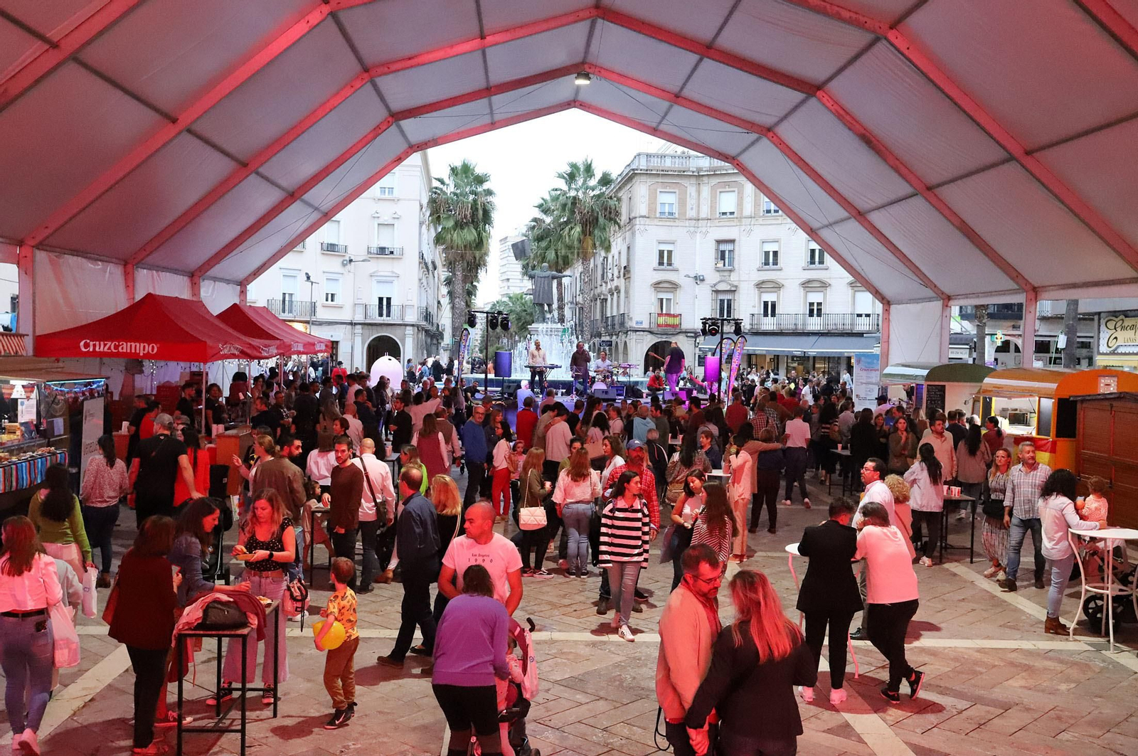 Imágenes de la apertura del Festival de Food Trucks de Binómico en la Plaza de las Monjas