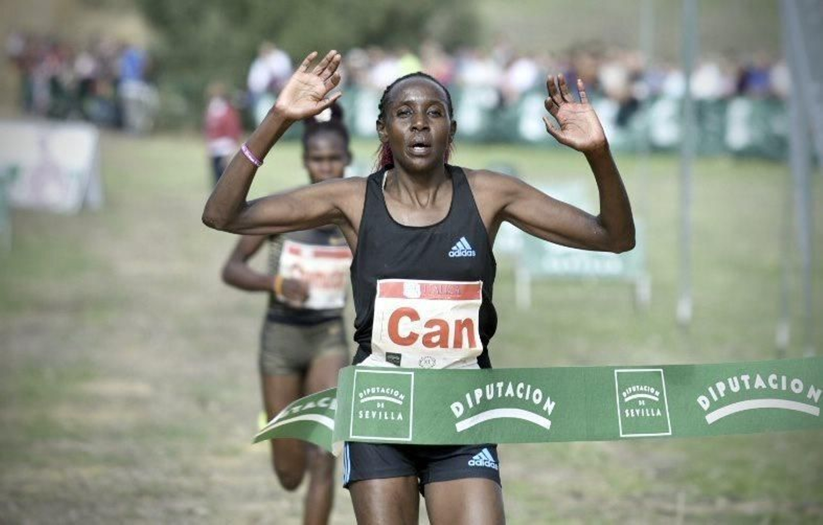 Can cruza la meta como ganadora de Itálica por delante de Chemutai.