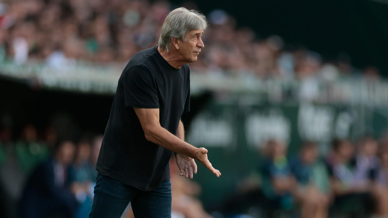 Manuel Pellegrini da órdenes a sus jugadores