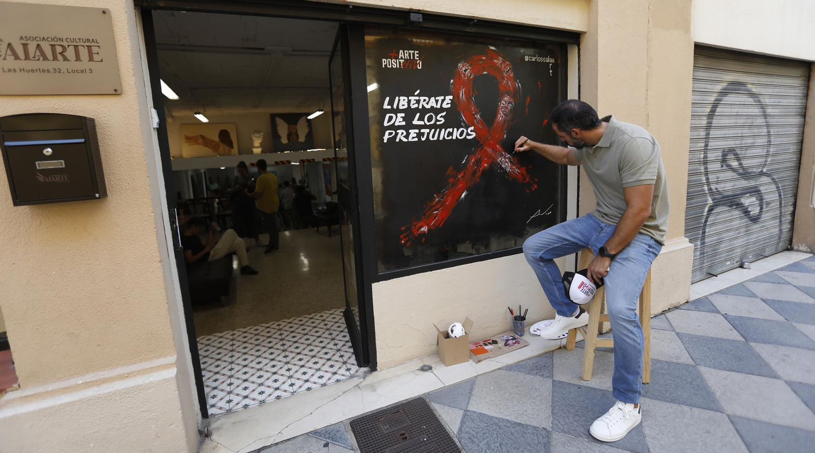 Artistas locales apelan a romper el estigma del SIDA con obras en escaparates