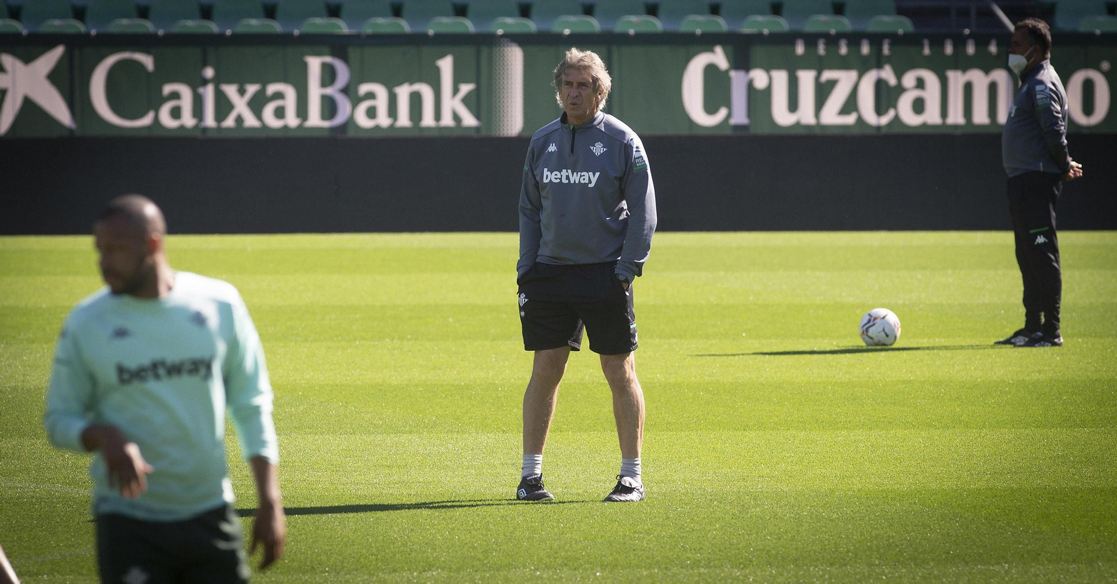 Manuel Pellegrini observa un entrenamiento.