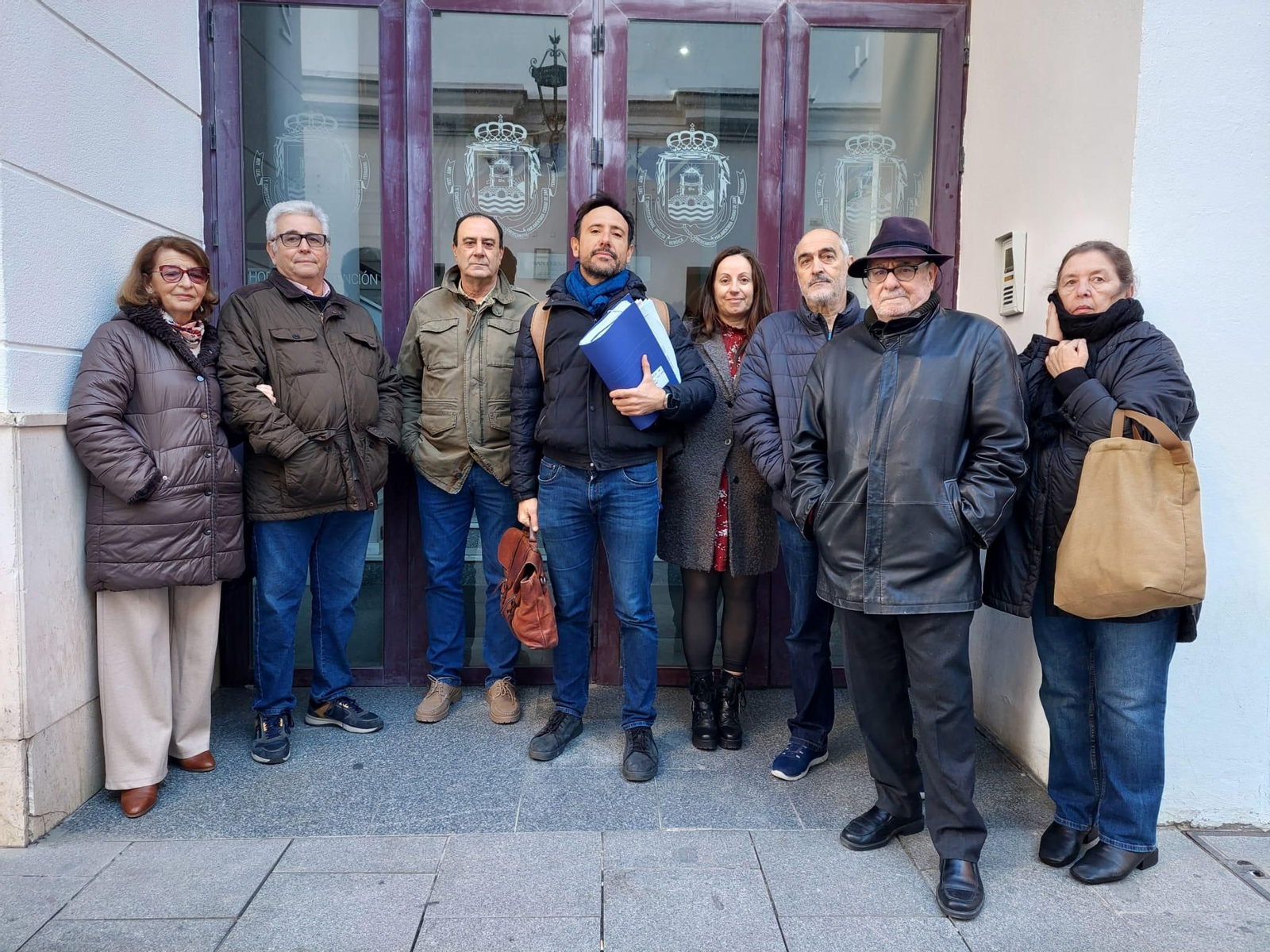 Los vecinos y su abogado, la pasada semana a las puertas de la Delegación Municipal de Desarrollo Urbano Sostenible.